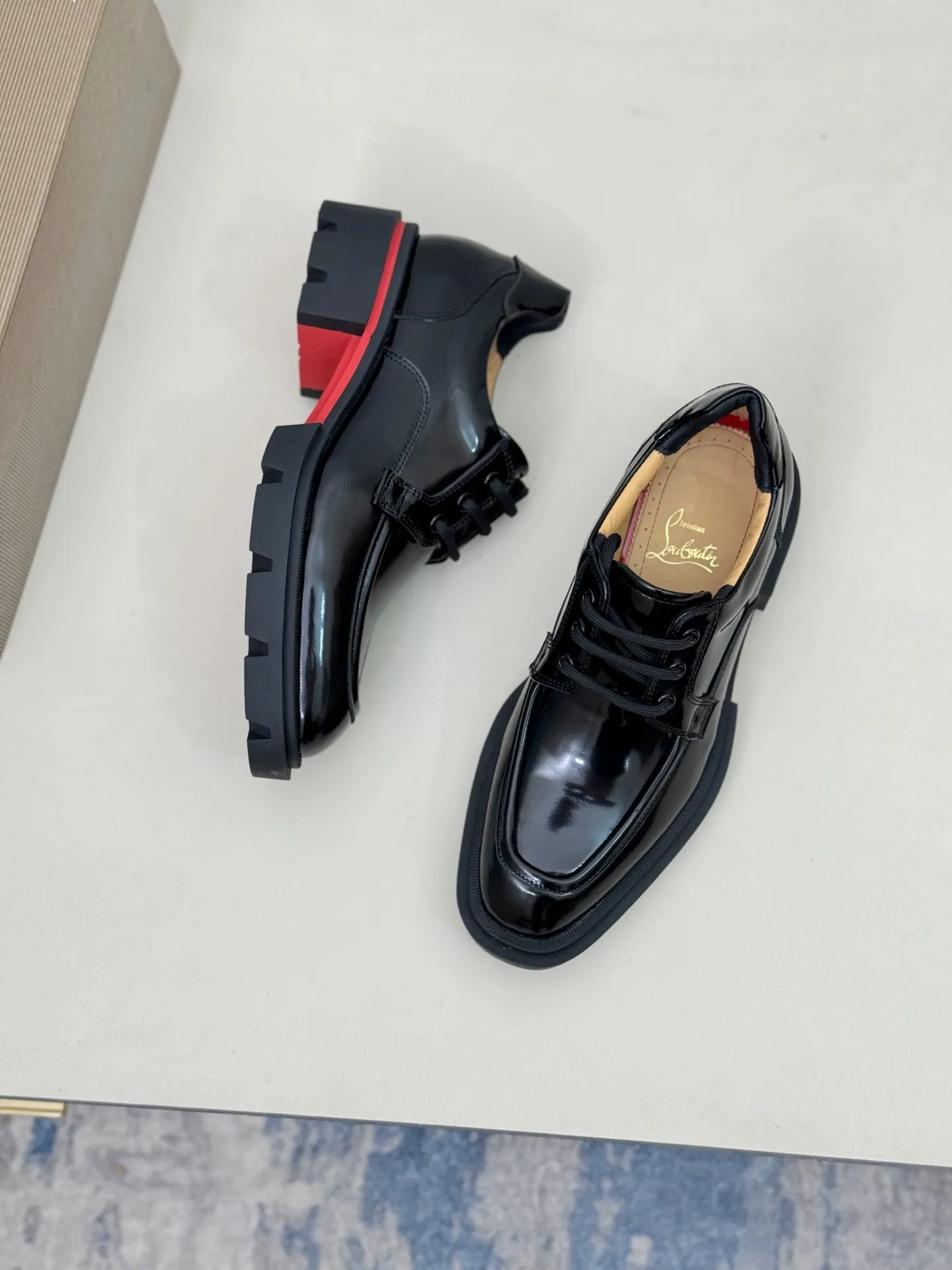 [CL～High-end men’s red-soled shoes] Top P: 880💰. Size: 39-44 (38.45.46 can be customized) 🆑Top original order purchasing agent Imported open-edge bead fabric and water-dyed cowhide inside 🉑️ Imported TPU rubber sole, wear-resistant and non-slip, full of European style.